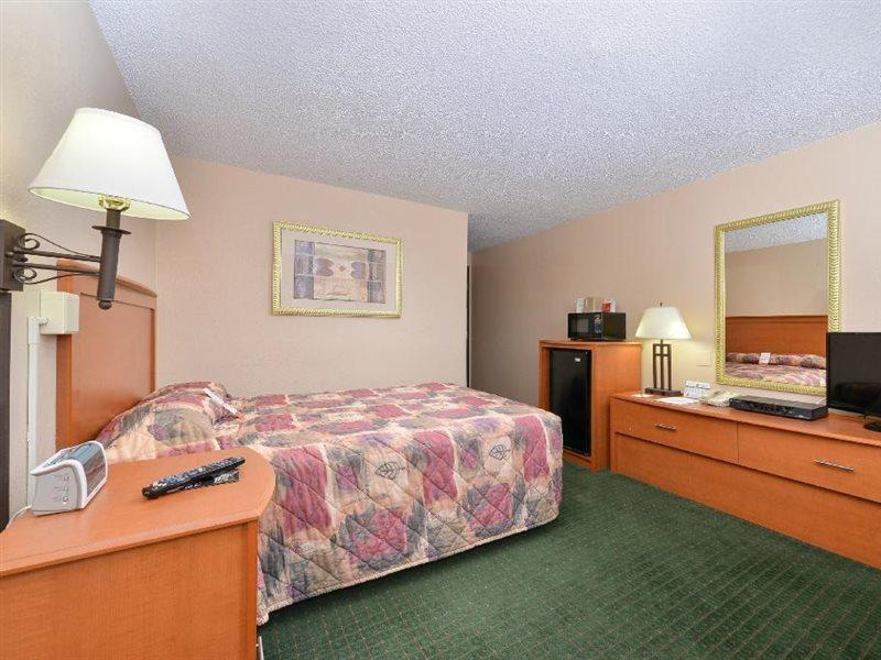 Super 8 By Wyndham Casper West By The River Extérieur photo