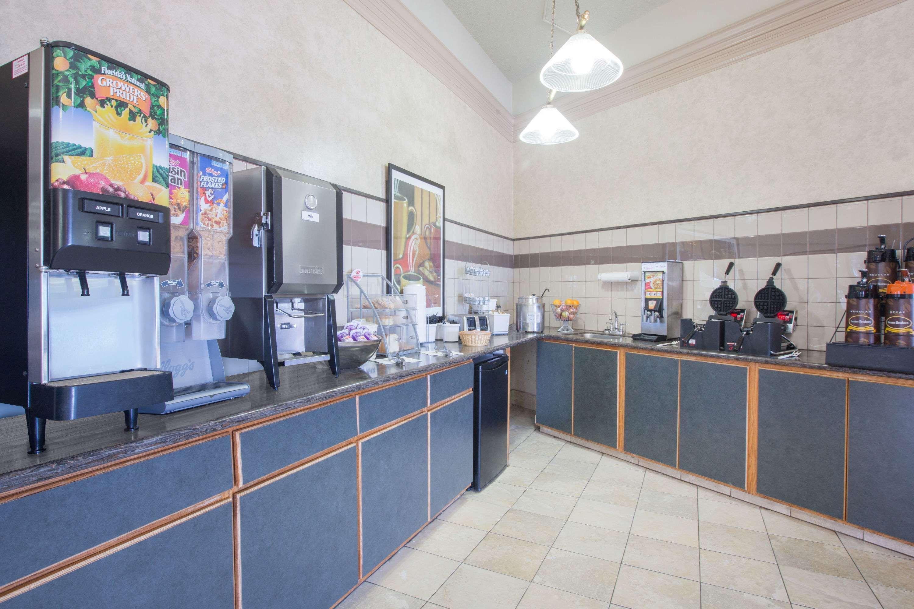 Super 8 By Wyndham Casper West By The River Extérieur photo