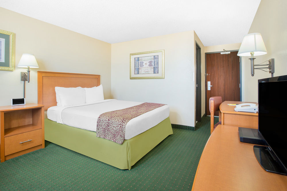 Super 8 By Wyndham Casper West By The River Extérieur photo