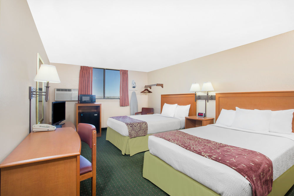 Super 8 By Wyndham Casper West By The River Extérieur photo