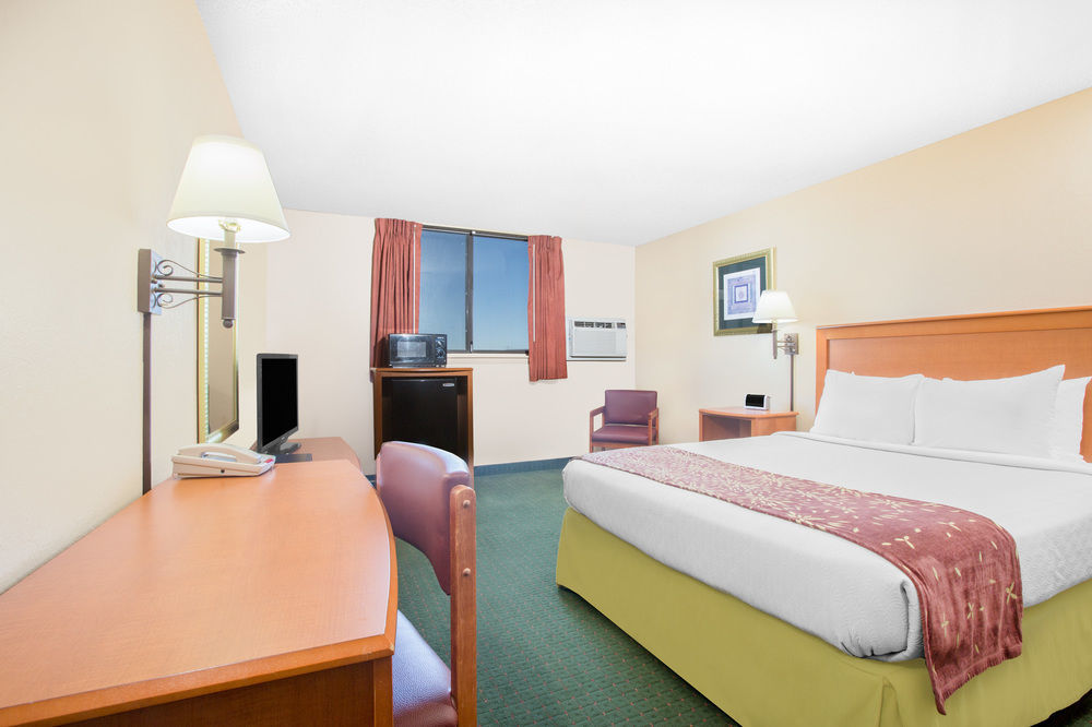 Super 8 By Wyndham Casper West By The River Extérieur photo